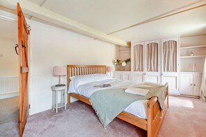 Buttercup Cottage Master Bedroom - StayCotswold