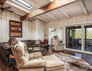 Living Room w. Covered Balcony Access