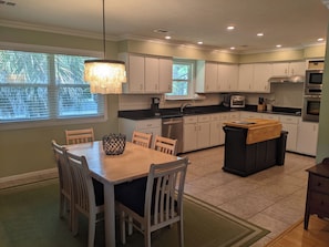 Dining area & kitchen