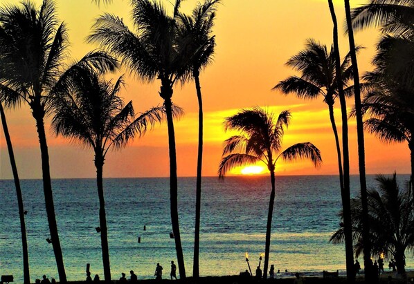 Gorgeous sunsets at the Ka'anapali Beach WH1-1211