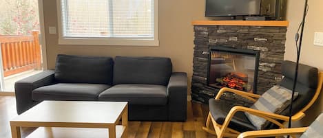Cozy Living Room l Gas Fireplace l HDTV