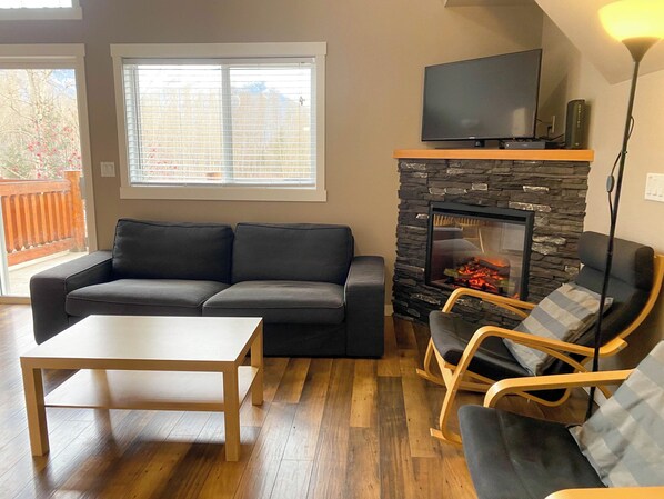 Cozy Living Room l Gas Fireplace l HDTV