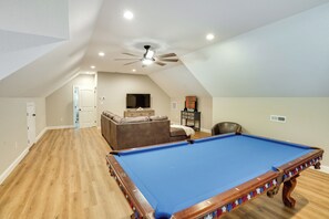 Game Room | Queen Sleeper Sofa | Smart TV | Pool Table