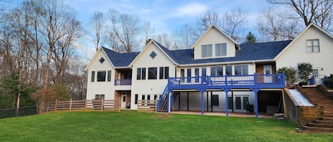 Large backyard / deck at Serene Majesty