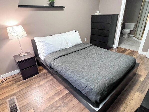 Double Bed l Sleeps 1 Adult l Lock Off Unit