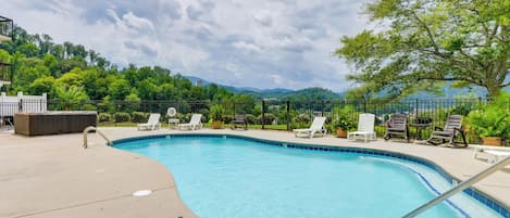 Gatlinburg Vacation Rental | Studio | 1BA | Step-Free Access Via Elevator