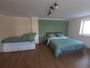 Ferienwohnung-Großes Schlafzimmer mit Doppelbett und Einzelbett