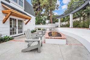 Guest house: fire pit on the back patio!