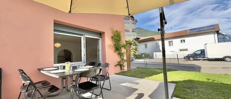 Private garden with table and chairs