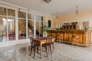 Bar (in der Unterkunft)