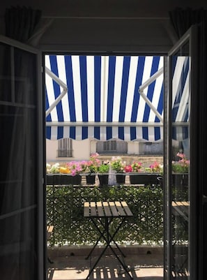 balcon de la chambre avec table et chaises