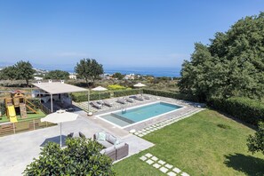Enjoy outdoor villa living: pool, barbecue, sea views, Kids play while u relax