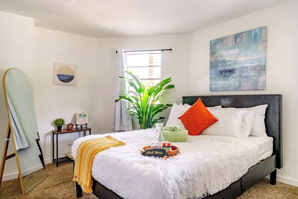 Wake up feeling refreshed and energized in this cozy, modern bedroom! 🌿☀️ Complete with a plush bed, chic decor, and natural light, you'll feel right at home. Book your stay at Jungle House and experience ultimate comfort and relaxation.