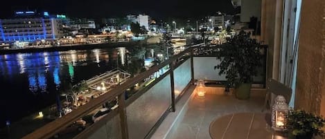 Night view of Chalkidas old bridge .