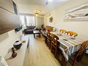 Spacious dining room in the flat in Cala Finestrat