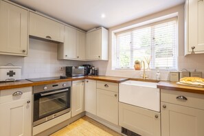 Owl Cottage, Warham: Kitchen with electric oven and hob