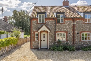 Owl Cottage, Warham: The front elevation of the cottage from Chapel Street