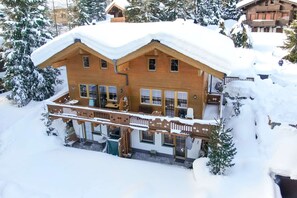 Stugans exteriör [vinter]