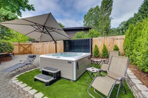 Shared Backyard | Saltwater Hot Tub | Putting Green