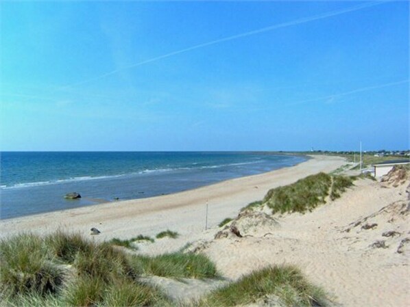 Der Sandstrand neben der Hütte