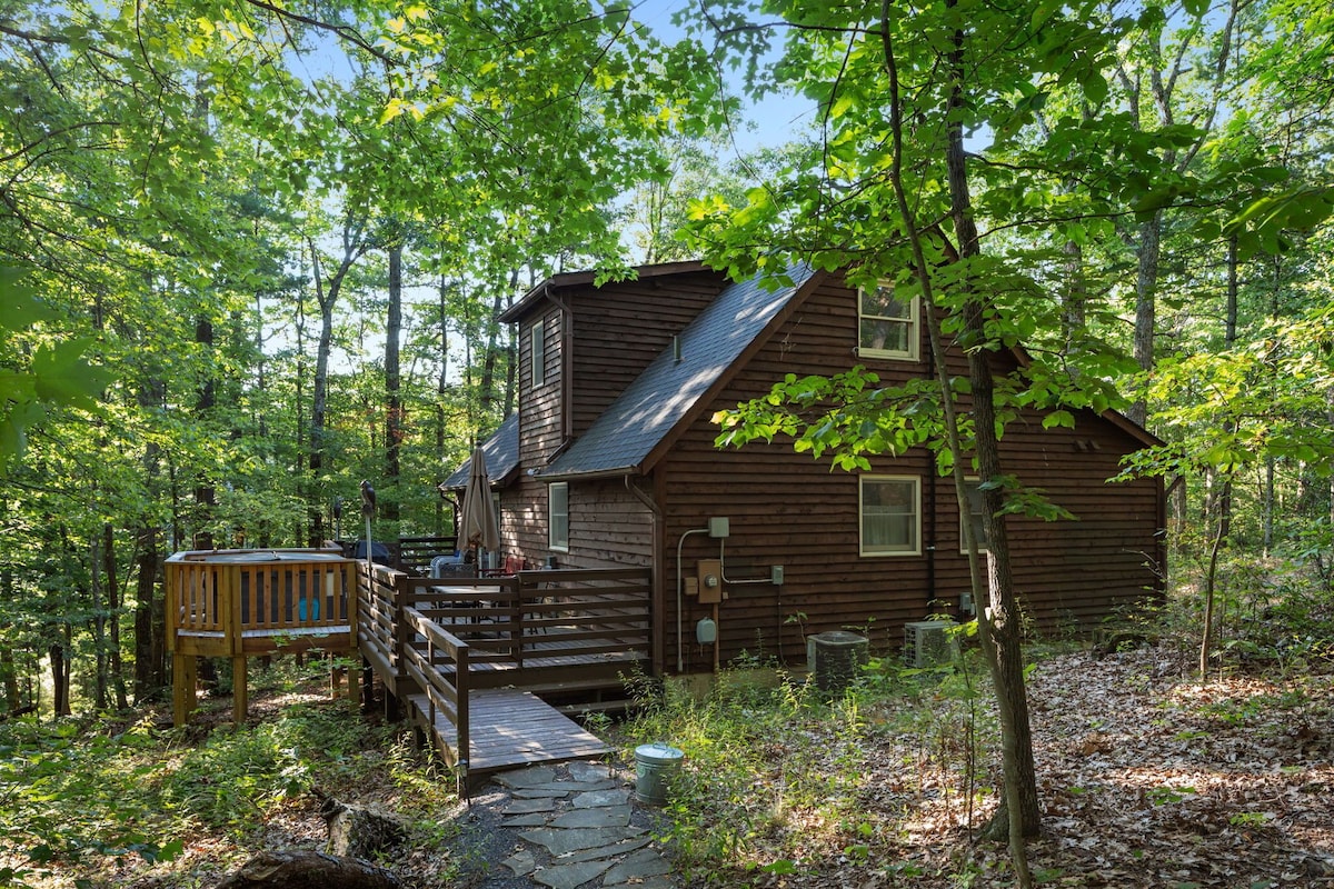 “Bearly-Be-Haven” w/hot tub, firepit, Bearly-Be-Haven