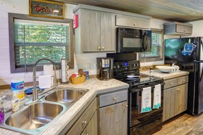 Fully Stocked Kitchen | Self Check-In | 15 Mi to Adirondack Animal Land