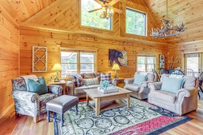 Living Room | Smart TV | Fireplace | WiFi | Central A/C
