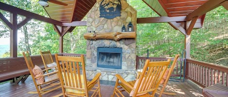 Mineral Bluff Vacation Rental | 4BR | 3.5BA | Stairs Required | 3,000 Sq Ft