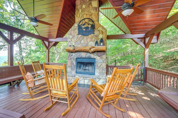 Mineral Bluff Vacation Rental | 4BR | 3.5BA | Stairs Required | 3,000 Sq Ft