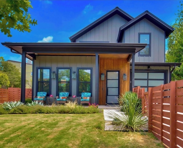 The exterior front view of the home. It’s fully fenced& gated. It’s safe &quiet.