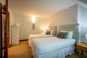 Third bedroom: Two twin beds