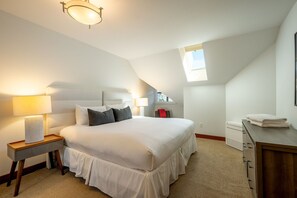 Fourth bedroom: King bed (twin split option)