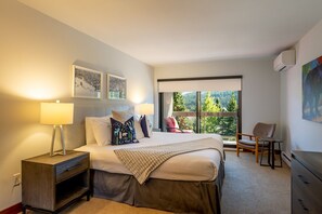 Primary bedroom: King bed, ensuite