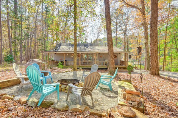 Hamilton Vacation Rental | 3BR | 2BA | 4 Exterior Steps to Enter | 1,601 Sq Ft