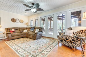 Living Room | Free WiFi