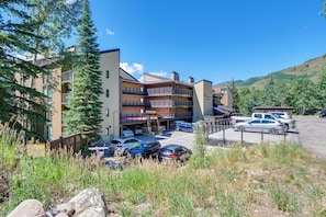 Condo Exterior | Elevator Access | Community Perks | Expansive Mountain Views