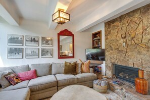 Living Room | Gas Fireplace | Great Location | 1 Mi to Vail Ski Resort