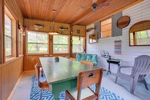 Screened Porch | Dining Table