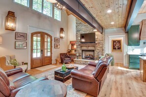 Living Room | Fireplace | Flat-Screen TV