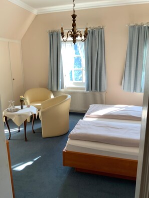 Doppelzimmer Landseite ohne Balkon, mit Dusche/WC, max. 2 Personen-Zimmer 34