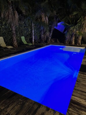 Piscine moderne avec lumière led automatique