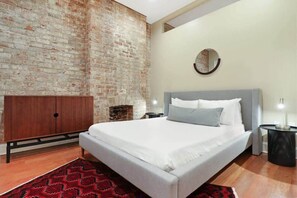 Bedroom 1 (King)