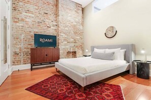 Bedroom 1 (King)