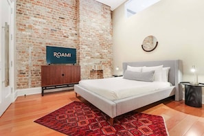 Bedroom 1 (King)