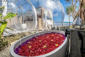 Outdoor bathtub
