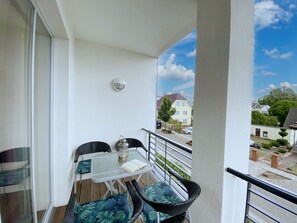 bestuhlter Balkon zur Straße gelegen
