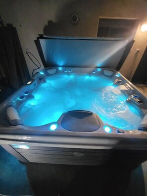 Indoor spa tub