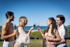 'Southbeach' Kiama Downs - direct access to Jones Beach, public park and steps to the local shops - the perfect family entertainer for 20 people!
