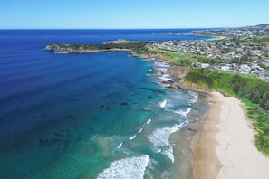 'Southbeach' Kiama Downs - direct access to Jones Beach, public park and steps to the local shops - the perfect family entertainer for 20 people!