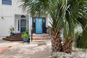 Turtle Hideaway front entrance